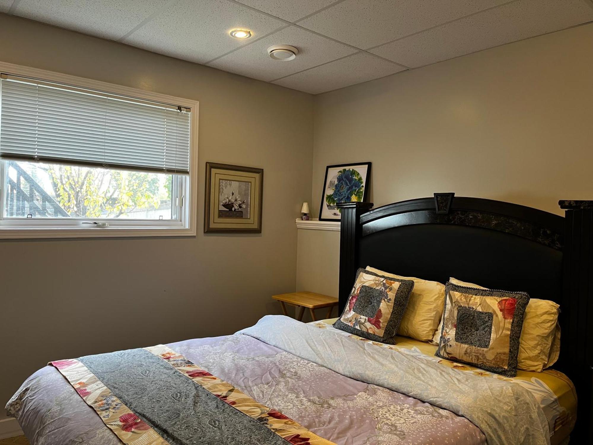 Citadel Cozy Quilt Private Bedroom Séjour chez l'habitant Calgary